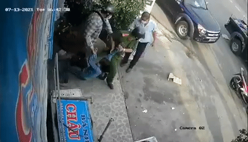 Clip công an cưỡng chế người phụ nữ bán rau, tổ công tác phủ nhận việc lao vào nhà đánh dân-4