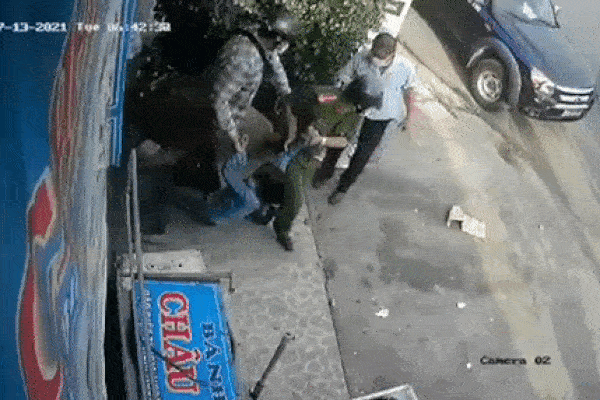 Clip công an cưỡng chế người phụ nữ bán rau, tổ công tác phủ nhận việc lao vào nhà đánh dân