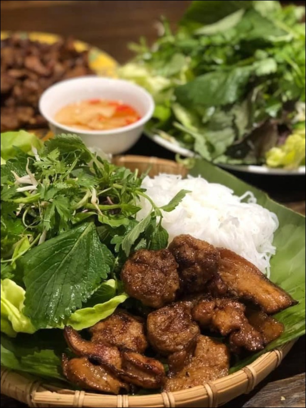 Hoa hậu Hà Kiều Anh xinh đẹp, giỏi giang mà nấu ăn cũng siêu đỉnh, nghỉ dịch làm món bún chả&nbsp;thơm nức đãi cả nhà-3