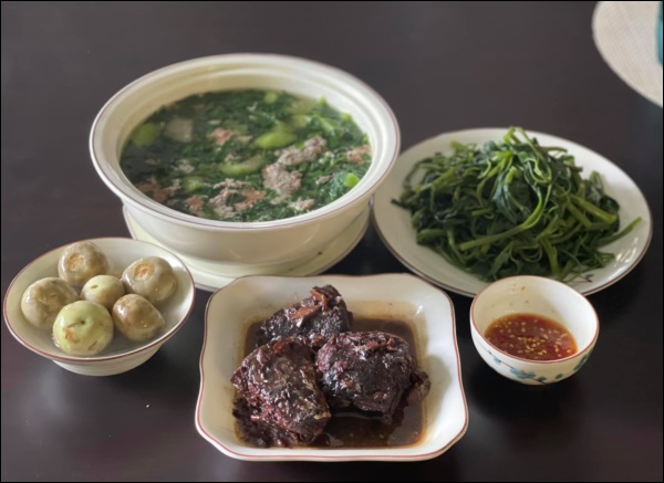 Hoa hậu Hà Kiều Anh xinh đẹp, giỏi giang mà nấu ăn cũng siêu đỉnh, nghỉ dịch làm món bún chả&nbsp;thơm nức đãi cả nhà-5