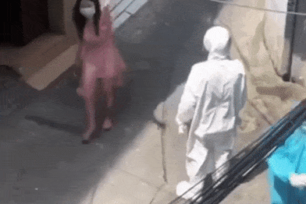 Cô gái trẻ nằng nặc đòi xách vali, đặt vé máy bay về quê dù đang ở trong khu phong tỏa