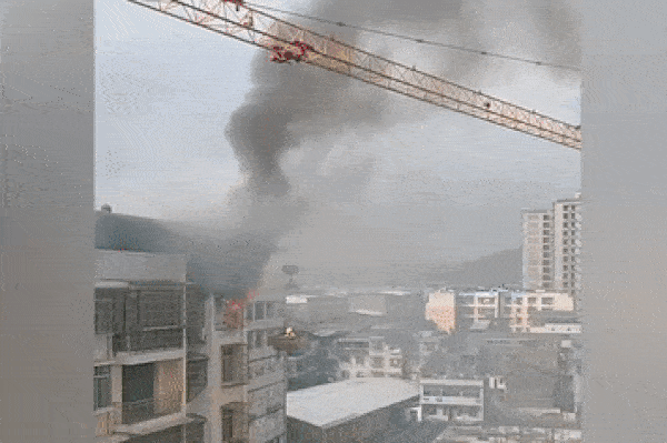 Bé trai kẹt trong đám cháy kêu cứu tuyệt vọng, màn giải cứu phi thường bằng cần cẩu của công nhân xây dựng làm người xem nghẹt thở-2