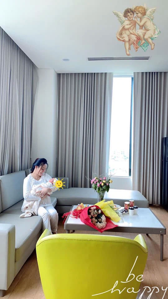 Vy Oanh gây xôn xao khi tháng 3/2021 công khai mang thai gần 8 tháng nhưng tới tháng 7 mới sinh con-2