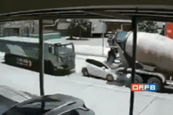 Xế hộp bẹp dúm khi bị ô tô tải dồn vào gầm xe bồn, một phụ nữ thoát chết diệu kỳ