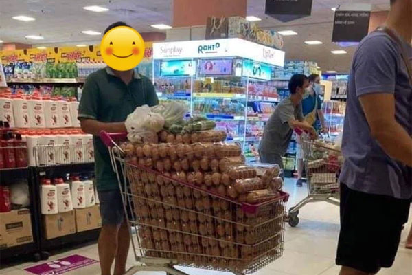 Chú cá cô đơn nhất trong siêu thị mùa dịch, ai nhìn qua cũng thương nhưng đành lắc đầu bỏ đi-5