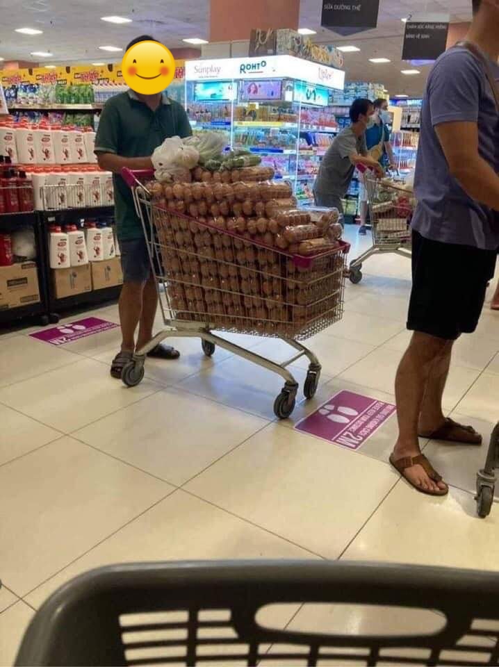 Đang bão MXH bức ảnh thu gom trứng ở siêu thị giữa lúc Sài Gòn căng thẳng vì dịch Covid-19, bạn chọn tìm hiểu thực hư hay hùa theo chỉ trích?-1