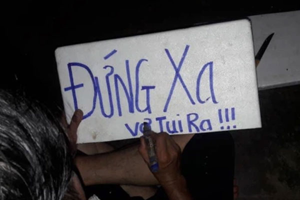 Anh chồng tỉ mẩn chọn mua dép cho vợ: Nhìn bộ áo quần ai cũng rưng rưng-1