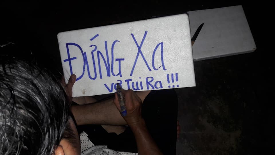 Người chồng ghi tấm bảng để nhắc khách hàng giữ khoảng cách với vợ nhận được cơn mưa lời khen vì quá đáng yêu-2