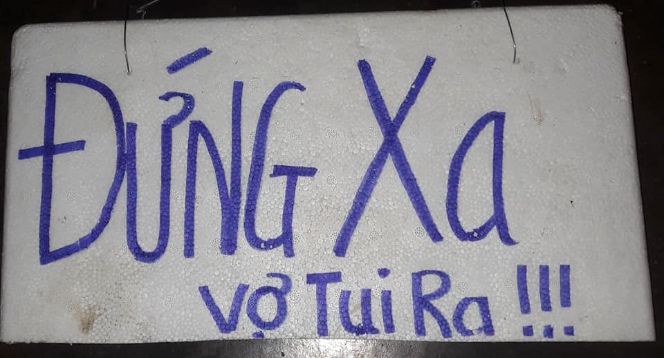 Người chồng ghi tấm bảng để nhắc khách hàng giữ khoảng cách với vợ nhận được cơn mưa lời khen vì quá đáng yêu-3