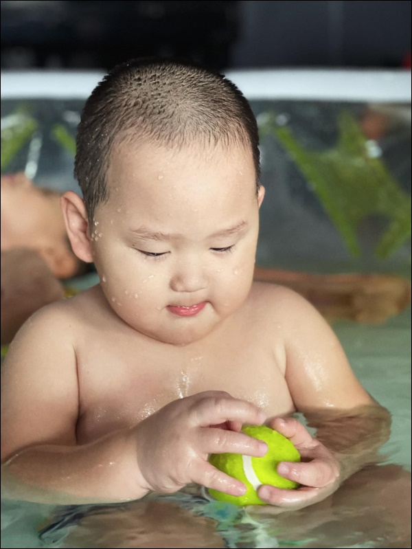 Cậu út nhà Trà My Idol mới 2 tuổi đã nặng 22kg, bị quở kém duyên mập quá mẹ đáp trả nhẹ nhàng, tinh tế-3