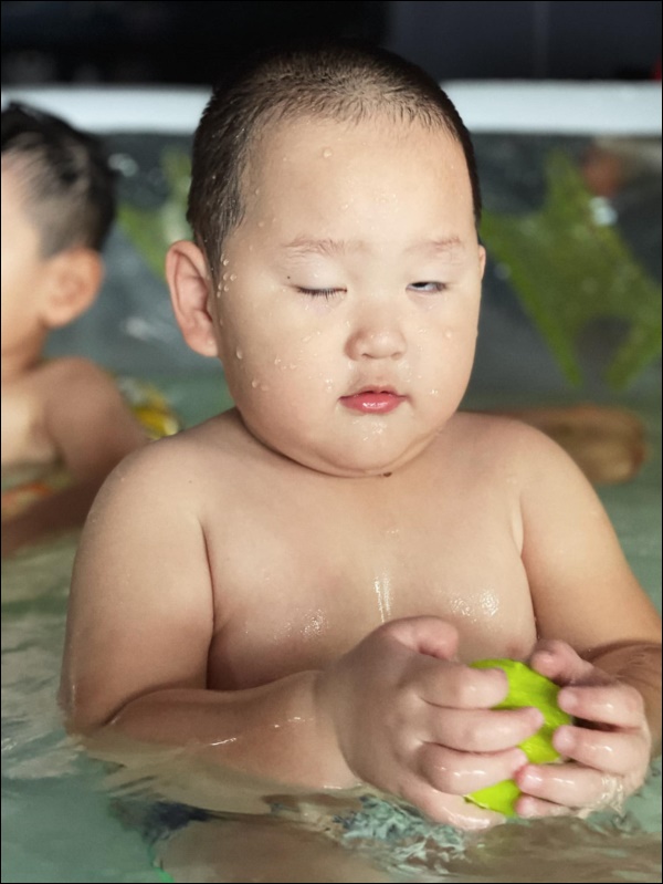 Cậu út nhà Trà My Idol mới&nbsp;2 tuổi đã nặng 22kg, bị quở kém duyên mập quá mẹ đáp trả nhẹ nhàng, tinh tế-4