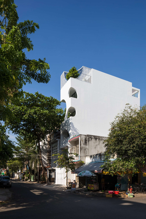 Ngôi nhà cắt khoét siêu art chiếm spotlight cả khu phố: Design bên trong xịn không kém, sân thượng chill như quán cafe-1