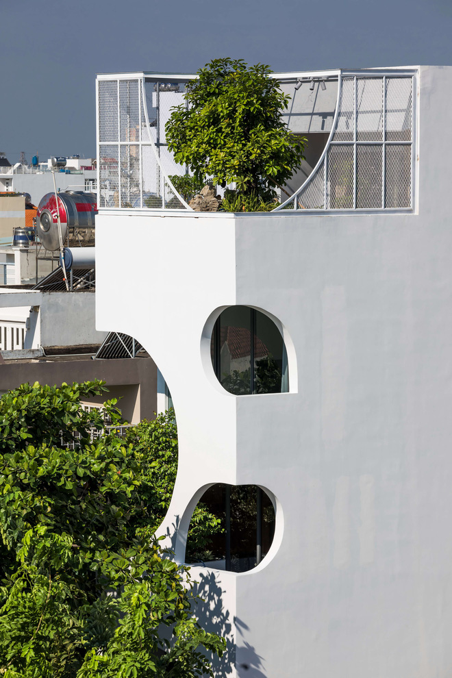 Ngôi nhà cắt khoét siêu art chiếm spotlight cả khu phố: Design bên trong xịn không kém, sân thượng chill như quán cafe-3