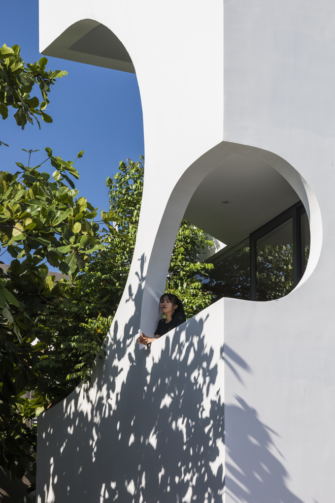 Ngôi nhà cắt khoét siêu art chiếm spotlight cả khu phố: Design bên trong xịn không kém, sân thượng chill như quán cafe-4