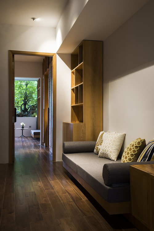 Ngôi nhà cắt khoét siêu art chiếm spotlight cả khu phố: Design bên trong xịn không kém, sân thượng chill như quán cafe-11