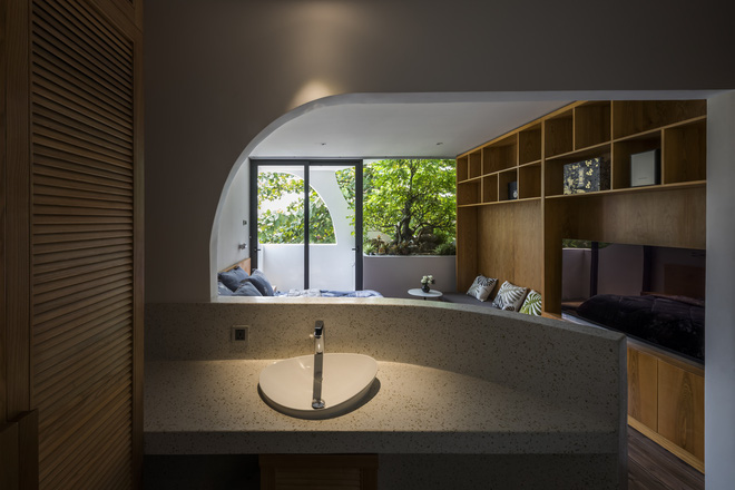 Ngôi nhà cắt khoét siêu art chiếm spotlight cả khu phố: Design bên trong xịn không kém, sân thượng chill như quán cafe-16