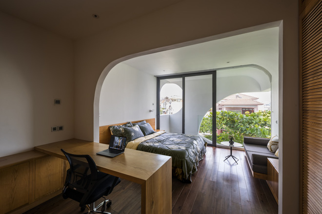 Ngôi nhà cắt khoét siêu art chiếm spotlight cả khu phố: Design bên trong xịn không kém, sân thượng chill như quán cafe-17