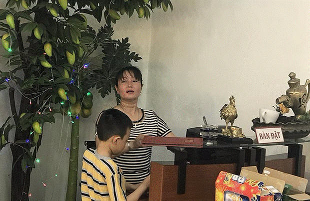 Duy Phước - Lê Lộc lần đầu xuất hiện bên gia đình riêng của bố Duy Phương, cử chỉ mẹ kế hé lộ mối quan hệ thật-2