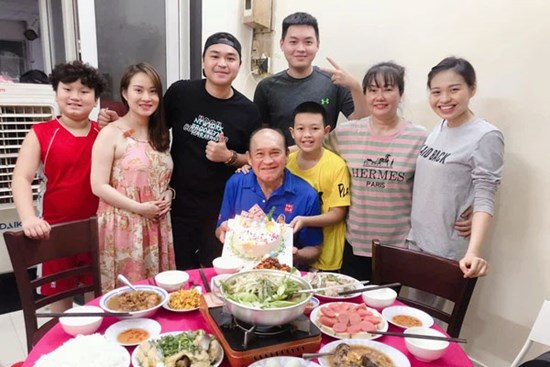 Duy Phước - Lê Lộc lần đầu xuất hiện bên gia đình riêng của bố Duy Phương, cử chỉ mẹ kế hé lộ mối quan hệ thật