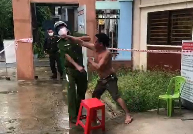 Người đàn ông đấm thẳng vào mặt công an khi bị nhắc nhở đeo khẩu trang-1