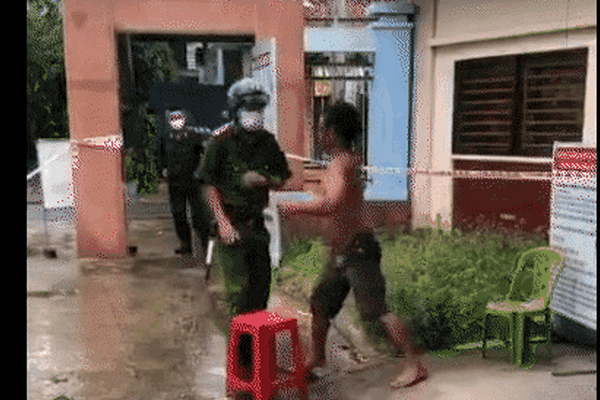 Người đàn ông đấm thẳng vào mặt công an khi bị nhắc nhở đeo khẩu trang