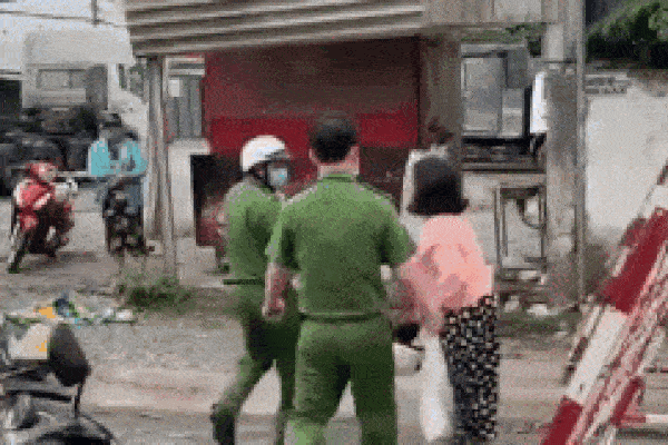 Không đeo khẩu trang, người phụ nữ phăm phăm đòi 