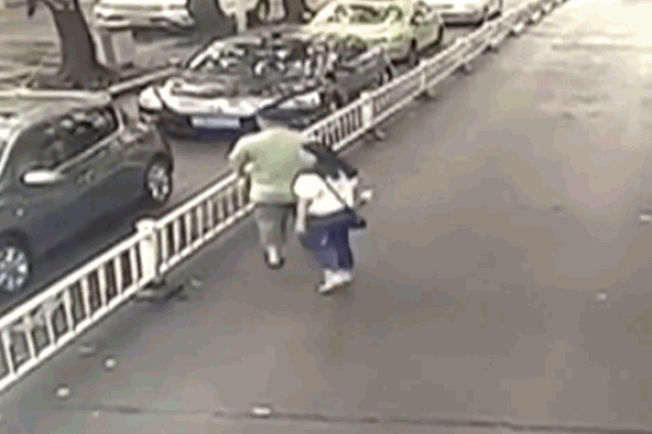 Clip: Nhầm chân ga, nữ tài xế lùi xe húc bay người phụ nữ đi bộ