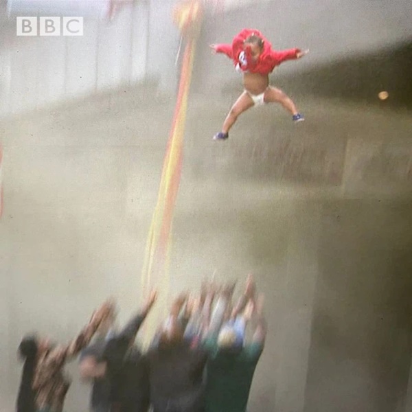 Nhà cao tầng bốc cháy ngùn ngụt, mẹ làm liều ném con 2 tuổi xuống tạo ra cảnh thót tim-2