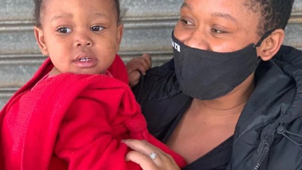 Nhà cao tầng bốc cháy ngùn ngụt, mẹ làm liều ném con 2 tuổi xuống tạo ra cảnh thót tim-3