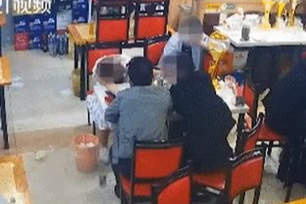 Cô gái nửa đêm đi ăn thịt nướng gặp 3 thanh niên mời rượu, vài tiếng sau gục chết trên bàn nhậu, video tại hiện trường gây bức xúc-1