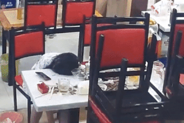 Cô gái nửa đêm đi ăn thịt nướng gặp 3 thanh niên mời rượu, vài tiếng sau gục chết trên bàn nhậu, video tại hiện trường gây bức xúc-2