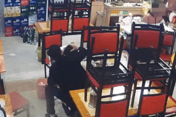 Cô gái nửa đêm đi ăn thịt nướng gặp 3 thanh niên mời rượu, vài tiếng sau gục chết trên bàn nhậu, video tại hiện trường gây bức xúc-3