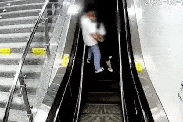 Cặp đôi vô tư hôn nhau say đắm trên thang cuốn khiến mọi người nóng mặt, chỉ vài giây sau gặp ngay kết cục đáng xấu hổ-2