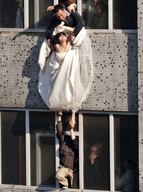 Cô gái mặc váy cưới nhảy khỏi tòa nhà, cuộc giải cứu nghẹt thở trong 54 giây và bức ảnh đạt giải thưởng gây xúc động mạnh-6