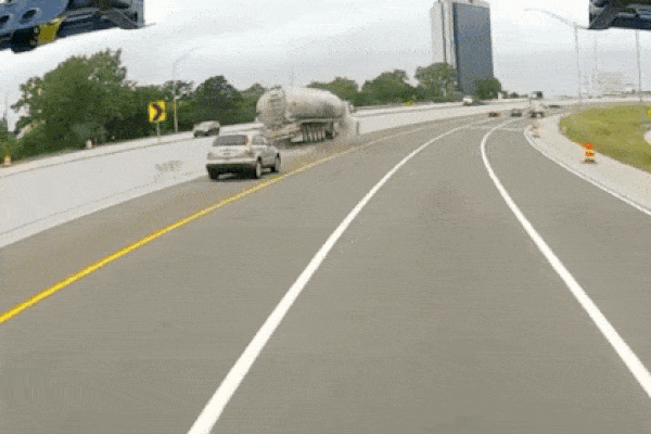 Ôtô lao vào dải phân cách trên quốc lộ, hai người chết-2