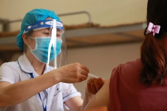 Người có cơ địa dị ứng có nên tiêm vaccine COVID-19? Chuyên gia dị ứng chỉ cách kiểm tra