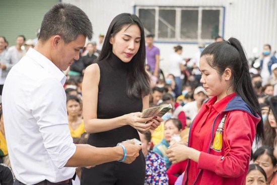 Đóng góp tận 20 tấn gạo từ thiện mùa dịch, Thuỷ Tiên bỗng bị tràn vào Facebook tố phân biệt đối xử