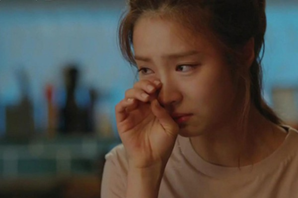 Khi biết tôi lắp thiết bị theo dõi người giúp việc, vợ liền đập nát camera khiến tôi khủng hoảng-2