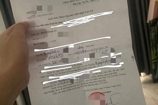 Giám đốc HTX môi trường ký khống “giấy thông hành” cho con gái qua chốt