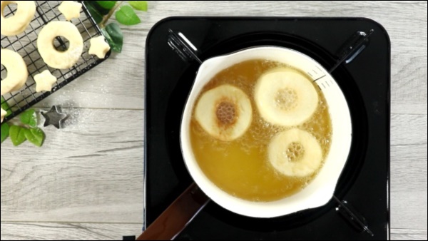 Mẹ đảm bỏ túi cách làm bánh donut tại nhà thơm ngon, bắt mắt không thua gì ngoài hàng&nbsp;bé nào cũng thích mê-3