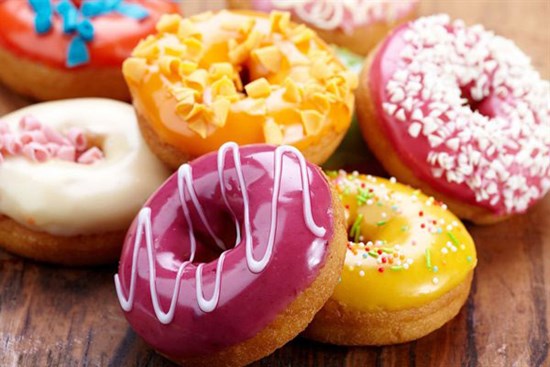 Mẹ đảm bỏ túi cách làm bánh donut tại nhà thơm ngon, bắt mắt không thua gì ngoài hàng bé nào cũng thích mê