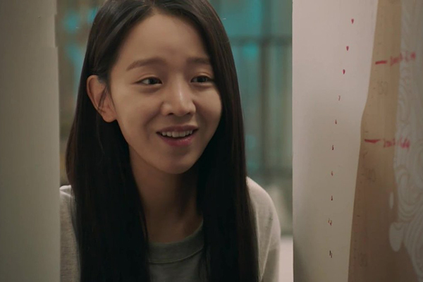 Chồng đi công tác, vợ đến nhà bạn thân đánh bài, vô tình nhìn xuống gầm giường, tròn mắt thấy điện thoại di động của anh-2