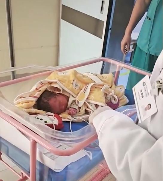 Đứa trẻ mới sinh được đẩy ra khỏi phòng nhưng không tìm thấy người thân, lí do đau lòng khiến ai cũng phẫn nộ-1