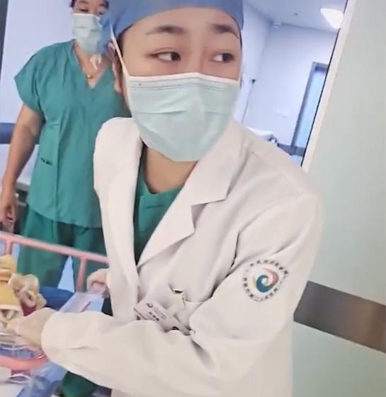 Đứa trẻ mới sinh được đẩy ra khỏi phòng nhưng không tìm thấy người thân, lí do đau lòng khiến ai cũng phẫn nộ-2