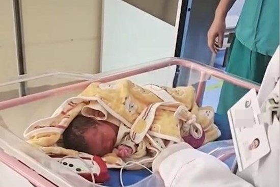 Đứa trẻ mới sinh được đẩy ra khỏi phòng nhưng không tìm thấy người thân, lí do đau lòng khiến ai cũng phẫn nộ