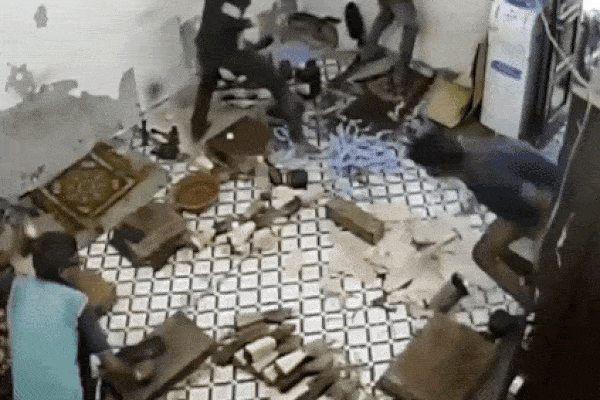 Clip: Bò tót nổi điên, húc văng người đàn ông lên không trung-1