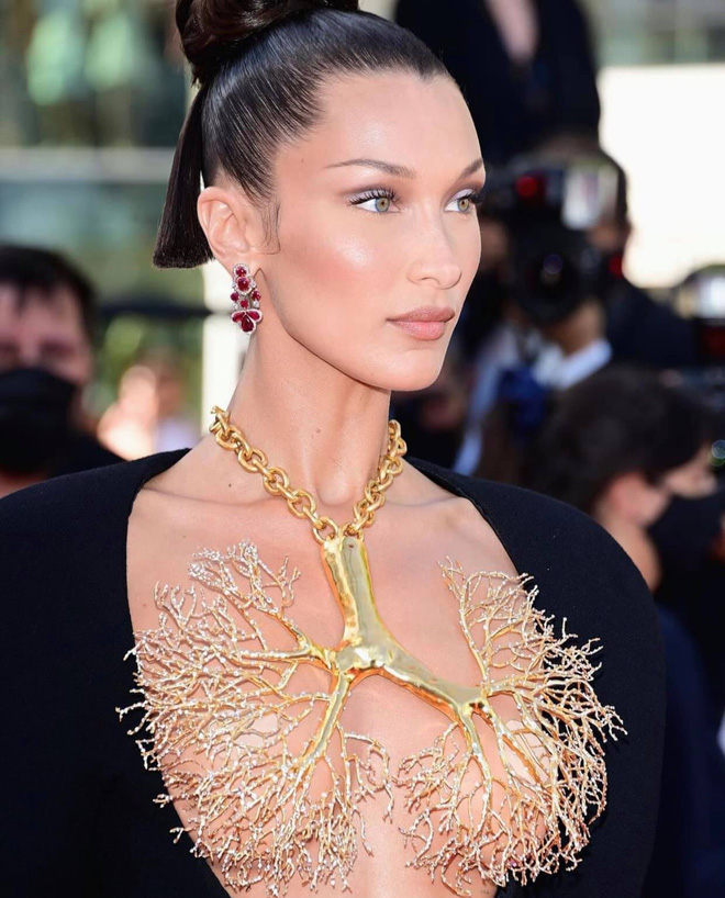 Hóa ra Bella Hadid từng có 2 lần lộ hàng ở Cannes, lần nào cũng lộ ngay vùng tam giác hiểm hóc vô cùng-1