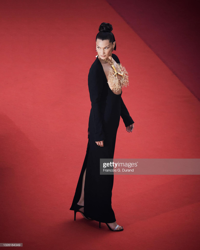 Hóa ra Bella Hadid từng có 2 lần lộ hàng ở Cannes, lần nào cũng lộ ngay vùng tam giác hiểm hóc vô cùng-3