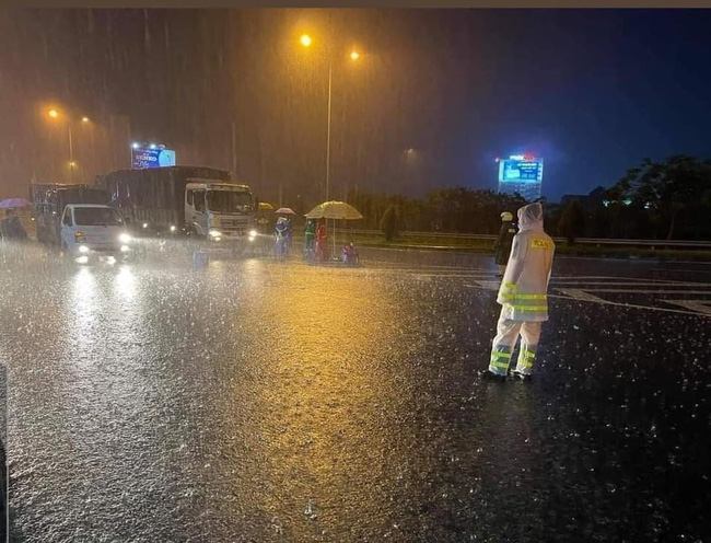 Hình ảnh các chiến sĩ công an dầm mưa suốt đêm, căng mình trực chốt kiểm dịch Covid-19 khiến nhiều người xúc động-2