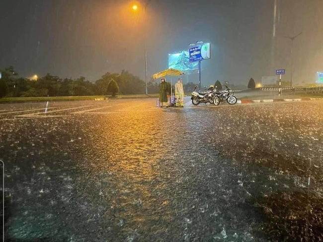 Hình ảnh các chiến sĩ công an dầm mưa suốt đêm, căng mình trực chốt kiểm dịch Covid-19 khiến nhiều người xúc động-3